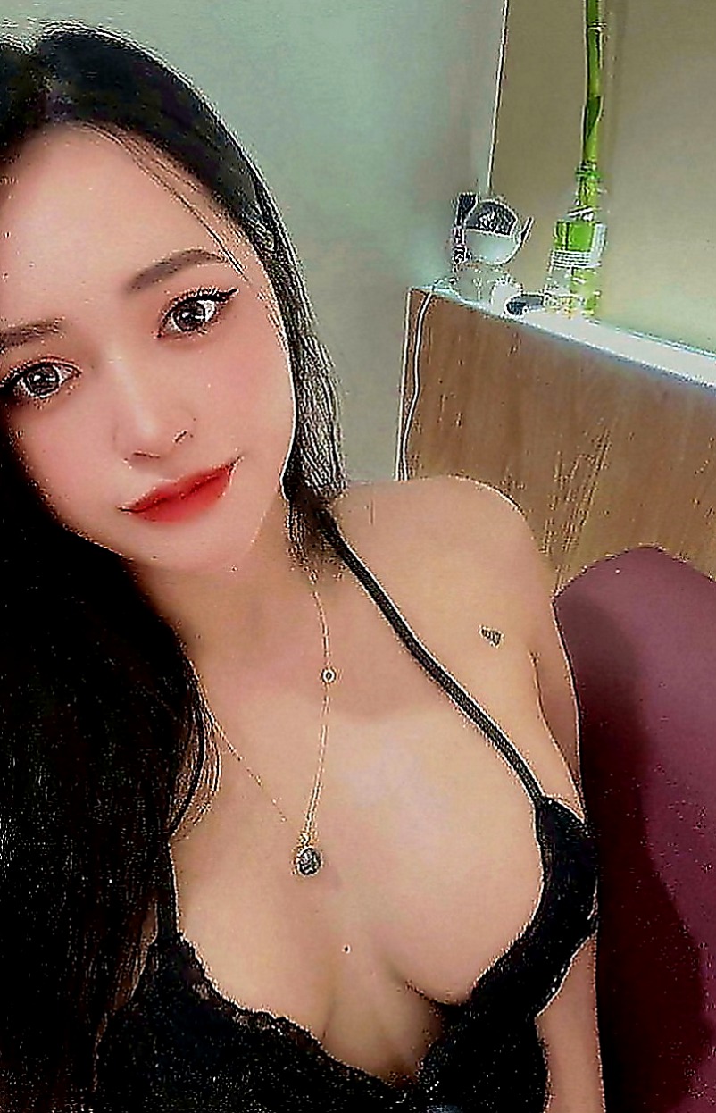 台南外送服務：莎芷 |中巴混血兒空姐|170cm|46kg|C罩杯|18歲|讓你ＤＤ和月月的奶子零距離的接觸  洞穴濕濕又窄窄可以深入探索體驗哦